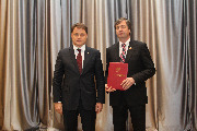 В.С. Груздев наградил депутата С.А. Конова